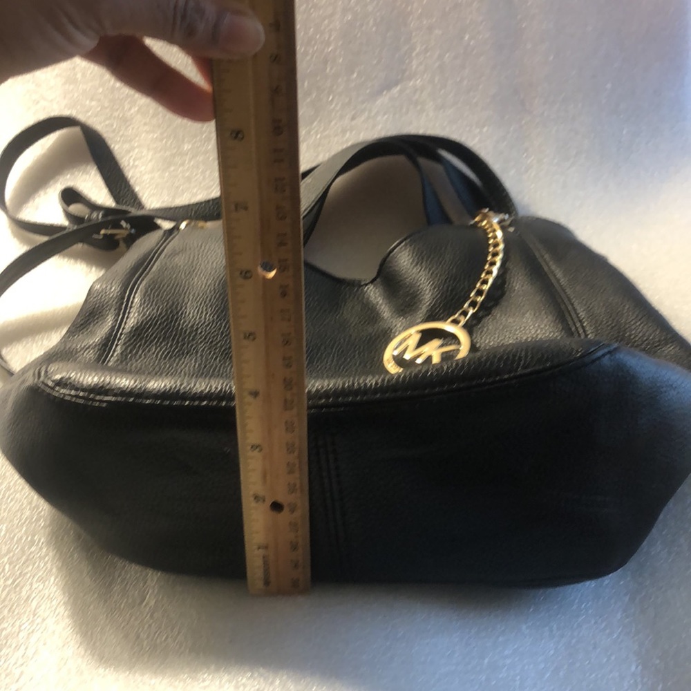 Michael Korea black purse. - Picture 5 of 16